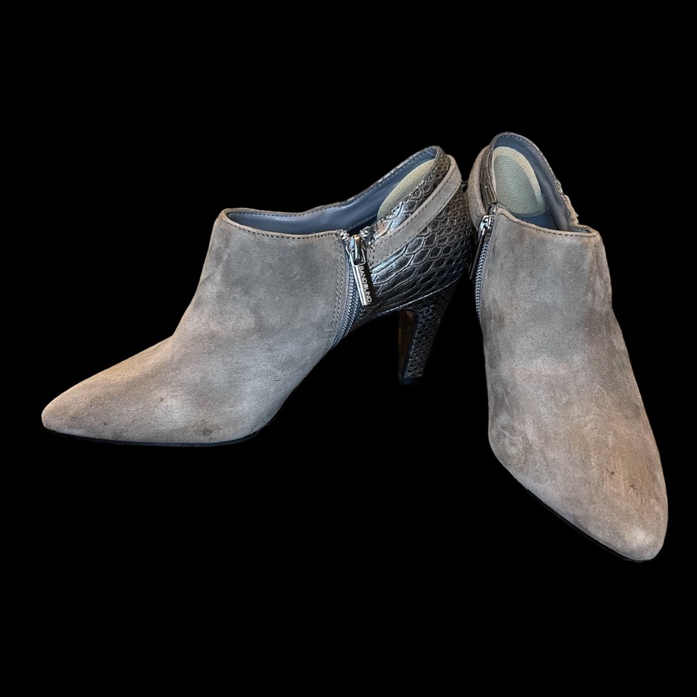 Bandolino Women’s KAETO Pointed Toe
Ankle Platform Boots Grey Suede Size 6M